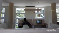 Tersedia 10 unit komputer yang dapat digunakan oleh pengunjung perpustakaan