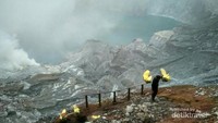 Penambang Belerang Kawah Ijen Photo by Bang Ben