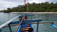 Berkeliling dengan perahu nelayan (morincirebon.blogspot.com)