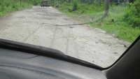 Kondisi jalan yang masih berbatu