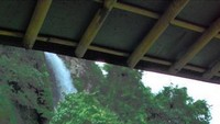 Pemandangan air terjun dari rumah makan