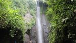 Asyiknya Main Air di Curug Nangka, Bogor