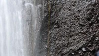 Tak ketinggalan untuk foto dengan latar air terjun