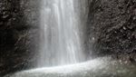 Asyiknya Main Air di Curug Nangka, Bogor