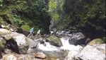 Asyiknya Main Basah-basahan di Curug Ciparay