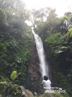 Asyiknya Main Basah-basahan di Curug Ciparay