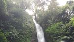 Asyiknya Main Basah-basahan di Curug Ciparay