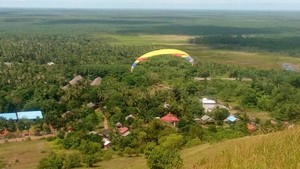 Asyiknya Main Paralayang di Bukit Timah Kalsel