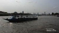 Sebuah kapal wisata melintas di atas Sungai Chao Phraya