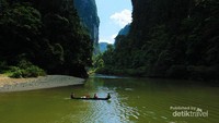 Menyusuri sungai dengan perahu