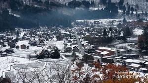 Asyiknya Shirakawa-Go di Jepang Saat Diselimuti Salju