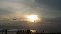 Ramai Pengunjung Kala Senja di Pantai Pangandaran