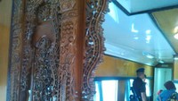 Ukiran kayu yang mempercantik restoran