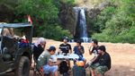 Asyiknya Wisata dengan Mobil Offroad di Sulsel