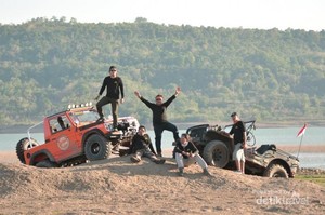 Asyiknya Wisata dengan Mobil Offroad di Sulsel