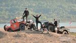 Asyiknya Wisata dengan Mobil Offroad di Sulsel