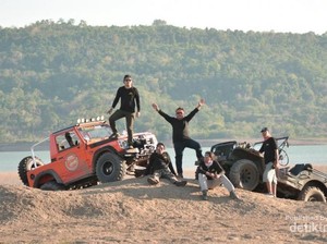 Asyiknya Wisata dengan Mobil Offroad di Sulsel
