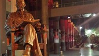 PATUNG BUNG KARNO DENGAN LATAR AIR MANCUR DAN LAMPU MALAM HARINYA