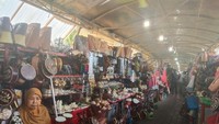 DERETAN PENJUAL SOUVENIR SIAP MELAYANI PARA PEZIARAH