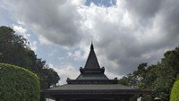BANGUNAN JOGLO : CUNGKUP ASTONO MULYO - TEMPAT PERISTIRAHATAN TERAKHIR BUNG KARNO BESERTA KEDUA ORANG TUANYA
