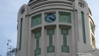 Jam di bawah kubah gedung