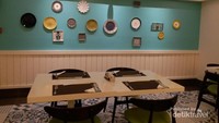 Interior Kaana Resto dengan hiasan dinding yang warna yang menarik