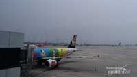 Pesawat Airasia dengan livery yang kece yang mengantar kami ke Kuala Lumpur sebelum menuju Male
