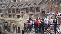 Para turis menikmati pemandangan dari puncak Colosseum (Fitraya/detikTravel)