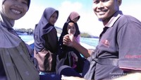 Di atas perahu motor, mengelilingi Danau Sentani pada gelaran Festival Danau Sentani ke-11 yang berlangsung pada 19-23 Juni 2018.
