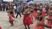 Tarian selamat datang di depan Panggung Utama Festival Danau Sentani ke-11 yang berlangsung pada 19-23 Juni 2018