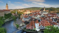 Cesky Krumlov, desa tertua di Repubik Ceko yang memiliki bangunan dengan arsitekturyang lebih mirip dengan kastil (Sumber: czech-airport-shuttle.com)