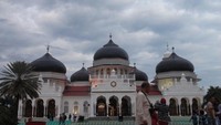 Masjid Baiturrahman, dengan pengunjung di bagian depan.