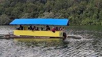 Menaiki Rakit di Danau Lingkat