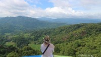 Spot photo dengan latar belakang pemandangan alam yang cantik