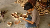 Seorang pengrajin menempel kulit telur (dok. Melissa Carolina/dtraveller)