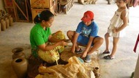 Pengrajin di Desa Banyumulek (dok.Melissa Carolina/dtraveller)