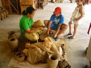 Ayo! Wisata Sambil Belanja Gerabah di Desa Banyumulek