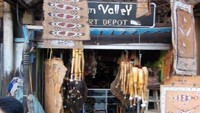 Salah satu toko souvenir di pasar Hamadi