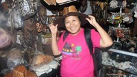 Mencoba topi, souvenir Papua.