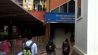 Berjalan kaki menuju kantor imigrasi di perbatasan Thailand.