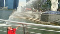 Foto Bergaya Minum Air di Merlion Park