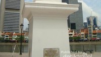 Patung Raffles Berdiri Kokoh di Tepi Singapore River