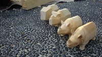 Proses pembuatan patung badak (dok. Putri/detiktravel)