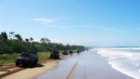 Mobil offroad yang berjajar di tepi Pantai Bagedur