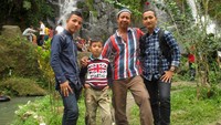 Berfoto bersama keluarga