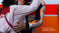 Lelah itu terbayar dengan pelukan sang idola