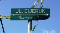Kalau jalan-jalan ke Lembang, Bandung, jangan lupa memperhatikan papan nama jalan. Ada yang unik di sana. Nama jalannya berbahasa Sunda, namun ditulis dengan aksara Arab. Sungguh perpaduan budaya yang menarik.