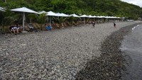 Garis pantai berkerikil.