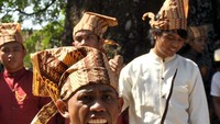 Pria Takalar yang penuh semangat membawa senjata tajam (Ammang/detikNews)