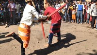 Peserta Appadekko saling pukul dengan kayu (Ammang/detikNews)
